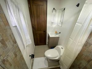uma casa de banho branca com um WC e um lavatório em Apartaloft en el centro 302 em Pereira