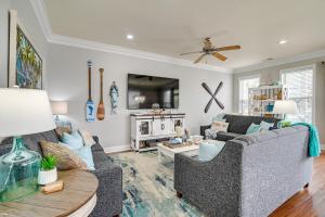 sala de estar con 2 sofás y TV en Luxury Home with Ocean View, Private Pool, and Hot Tub, en Myrtle Beach