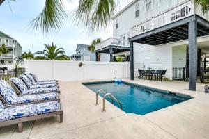 uma piscina com um sofá e uma cadeira ao lado de uma casa em Luxury Home with Ocean View, Private Pool, and Hot Tub em Myrtle Beach