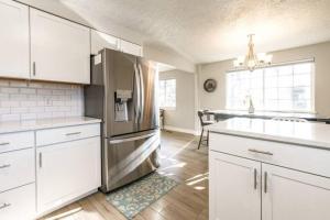 A cozinha ou cozinha compacta de #StayInMyDistrict Meridian Cheerful Duplex
