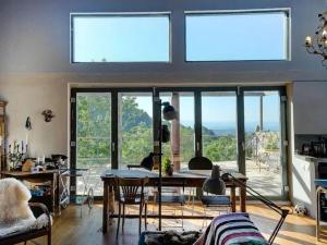 een woonkamer met een tafel en een aantal ramen bij Ardeche Nature 
