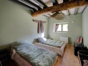 een slaapkamer met 2 bedden in een kamer bij Ardeche Nature 
