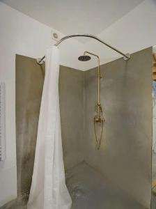 een douche met een wit douchegordijn in een kamer bij Ardeche Nature 