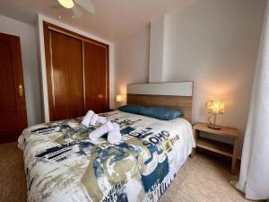 Postel nebo postele na pokoji v ubytování Welcoming seafront apartment Tv15 + 22 fotografií