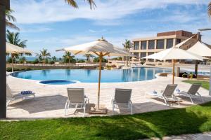 Bazén v ubytování Royal L'azure Resort nebo v jeho okolí