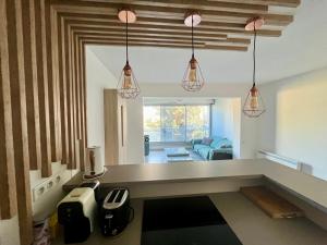 Ruang duduk di Apt Golfe Juan - 5min des plages - Parking privée - Piscine Rooftop