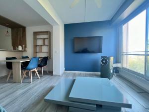 Televisyen dan/atau pusat hiburan di Apt Golfe Juan - 5min des plages - Parking privée - Piscine Rooftop