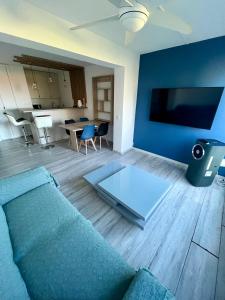 Televisyen dan/atau pusat hiburan di Apt Golfe Juan - 5min des plages - Parking privée - Piscine Rooftop