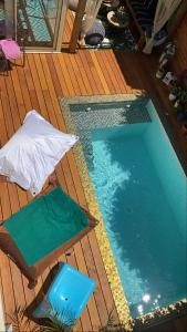 een zwembad met een tafel en een parasol ernaast bij Jasmin House 2 in Cenon