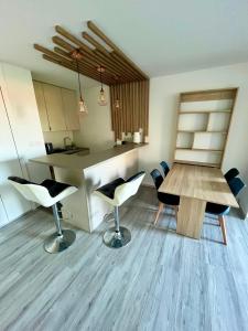 Ruang duduk di Apt Golfe Juan - 5min des plages - Parking privée - Piscine Rooftop