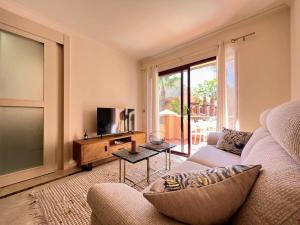 un soggiorno con divano e TV di Modern 2 Bedroom Beachside Apartment NR72 a Los Alcázares