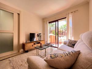 a living room with a couch and a tv at Modern 2 Bedroom Beachside Apartment NR72 in Los Alcázares