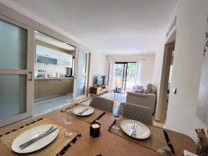 un soggiorno con tavolo da pranzo e una cucina di Modern 2 Bedroom Beachside Apartment NR72 a Los Alcázares