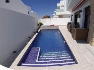 Bazén v ubytování Modern 3 Bedroom Villa with Private Pool MO35 nebo v jeho okolí