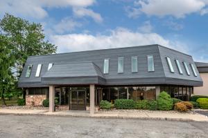 um edifício com um telhado preto numa rua em Amwell Suites Somerset/Bridgewater 