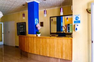 リョレート・デ・マルにあるEva Aparthotelの青柱の入った病院ロビーのフロントデスク +64枚の写真