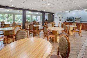 comedor con mesas y sillas en Amwell Suites Somerset/Bridgewater 