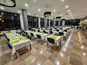 クリニツァ・ズドルイにあるSilesia Krynicaの白いテーブルと椅子が備わる広いダイニングルーム