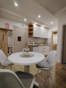 Η κουζίνα ή μικρή κουζίνα στο Apartman Sara