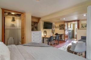 ein Schlafzimmer mit einem Bett und einem Schreibtisch sowie eine Küche in der Unterkunft #StayInMyDistrict Woodlawn Eclectic -Walk to Dekum in Portland