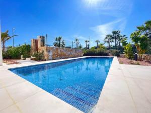 uma piscina numa villa com palmeiras em Modern 4 Bed Villa with Pool LC4 em Orihuela