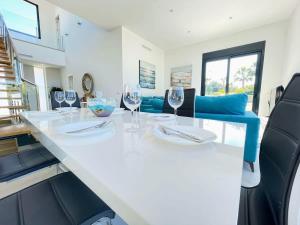 Ruang duduk di Modern 4 Bed Villa with Pool LC4