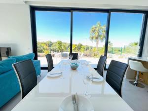 uma sala de jantar com uma mesa branca e cadeiras em Modern 4 Bed Villa with Pool LC4 em Orihuela