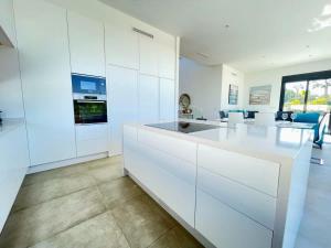 Dapur atau dapur kecil di Modern 4 Bed Villa with Pool LC4 +35 gambar