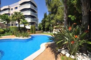 una piscina frente a un edificio en For a Stay Les Ones, en Salou