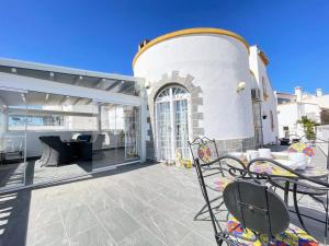 A balcony or terrace at Lovely 3 Bedroom Villa with Com Pool LD502