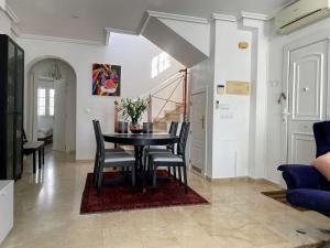 A seating area at Lovely 3 Bedroom Villa with Com Pool LD502