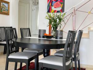 A seating area at Lovely 3 Bedroom Villa with Com Pool LD502
