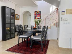 A seating area at Lovely 3 Bedroom Villa with Com Pool LD502