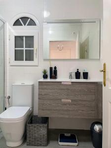 A bathroom at Lovely 3 Bedroom Villa with Com Pool LD502