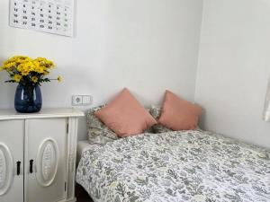 A bed or beds in a room at Lovely 3 Bedroom Villa with Com Pool LD502