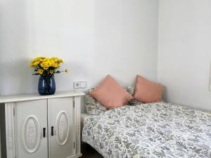 A bed or beds in a room at Lovely 3 Bedroom Villa with Com Pool LD502