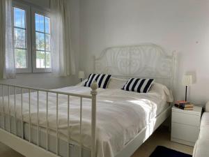 A bed or beds in a room at Lovely 3 Bedroom Villa with Com Pool LD502 Még 37 kép
