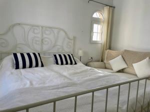 A bed or beds in a room at Lovely 3 Bedroom Villa with Com Pool LD502