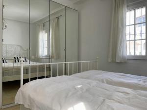A bed or beds in a room at Lovely 3 Bedroom Villa with Com Pool LD502