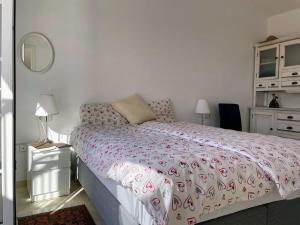 A bed or beds in a room at Lovely 3 Bedroom Villa with Com Pool LD502