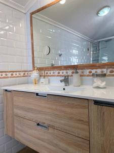 A bathroom at Lovely 3 Bedroom Villa with Com Pool LD502