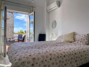 A bed or beds in a room at Lovely 3 Bedroom Villa with Com Pool LD502