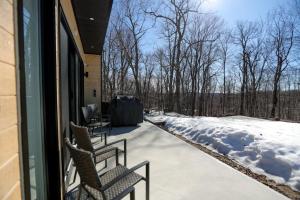 Fotografie z fotogalerie ubytování Chalet Élios , Private Hot Tub & Games, Ski v destinaci Brownsburg