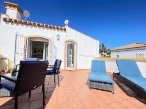 A seating area at Lovely 3 Bedroom Villa with Com Pool LD502