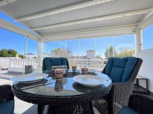A seating area at Lovely 3 Bedroom Villa with Com Pool LD502