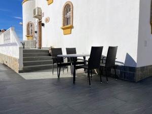 A balcony or terrace at Lovely 3 Bedroom Villa with Com Pool LD502