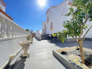 A balcony or terrace at Lovely 3 Bedroom Villa with Com Pool LD502
