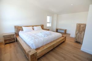 Postel nebo postele na pokoji v ubytování Chalet Élios , Private Hot Tub & Games, Ski + 19 fotografií