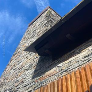 ParadinhaにあるCasa da Azenha - Aldeia da Paradinha com praia fluvialの煉瓦の煙突