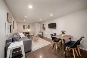 #StayInMyDistrict Piedmont Near Parks and Shopping في بورتلاند: غرفة معيشة بها أريكة وطاولة